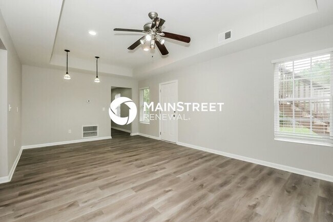 Building Photo - 4 Bedroom Pet-Friendly Home in Riverdale, ...