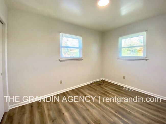 Building Photo - 3123 Round Hill Avenue Northwest