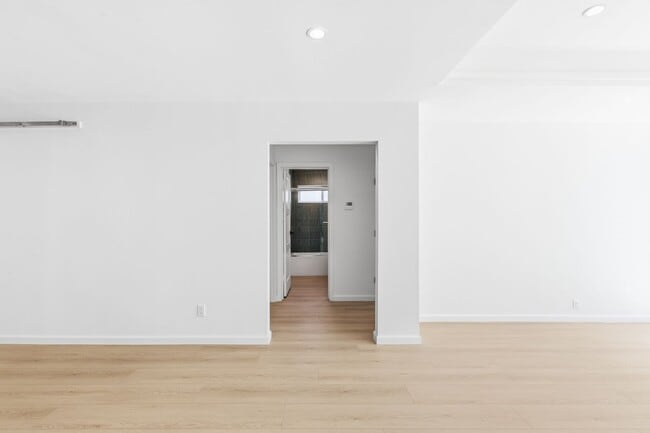 Building Photo - Beautiful modern 3 Bed + 2 Bath House