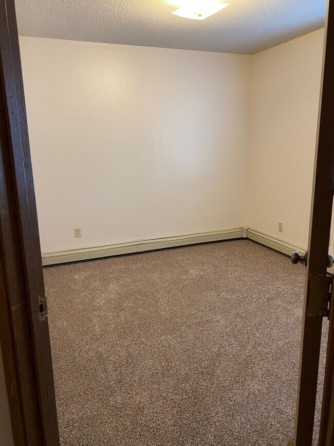 Building Photo - 4 Bedroom 2 Bathroom Apartment