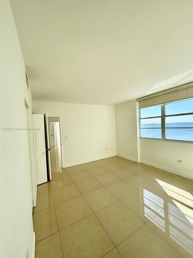 Building Photo - 801 Brickell Bay Dr