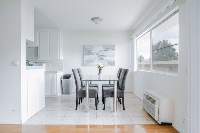 Interior Photo - 725 N Hayworth Ave