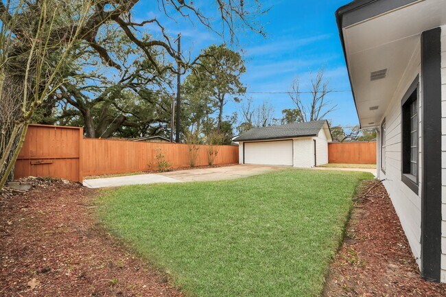 Building Photo - 10003 Briarwild Ln