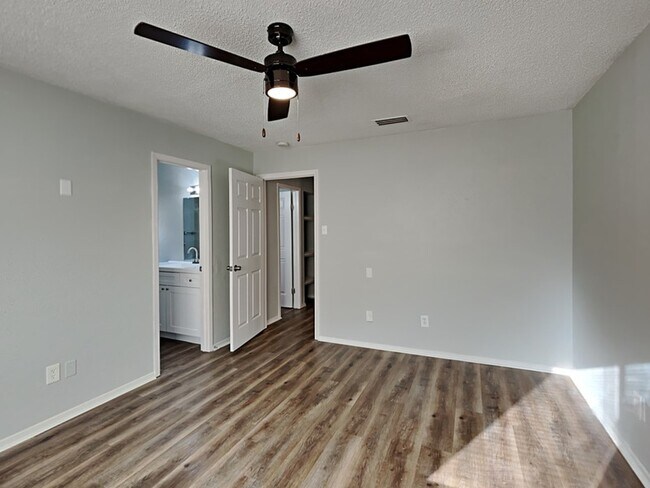 Building Photo - 2312 Suffolk Ln