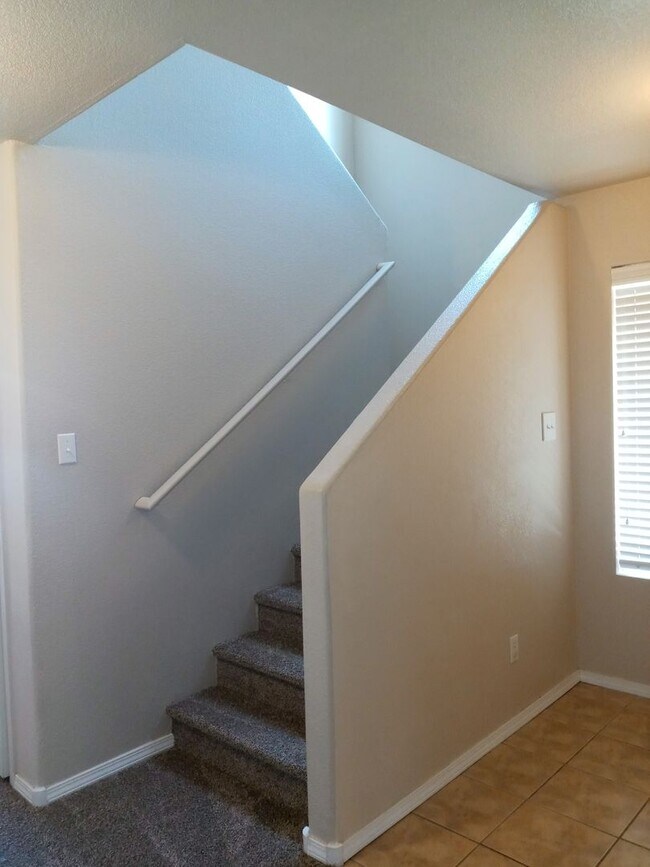 Building Photo - 9900 Sunshine Mesa Dr NW