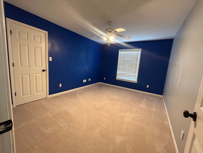 Building Photo - Beautiful Collierville home tucked away in...