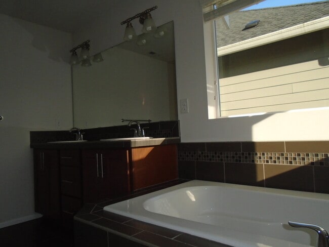 Building Photo - 3 Bedroom Bothell, Sommerwood Home