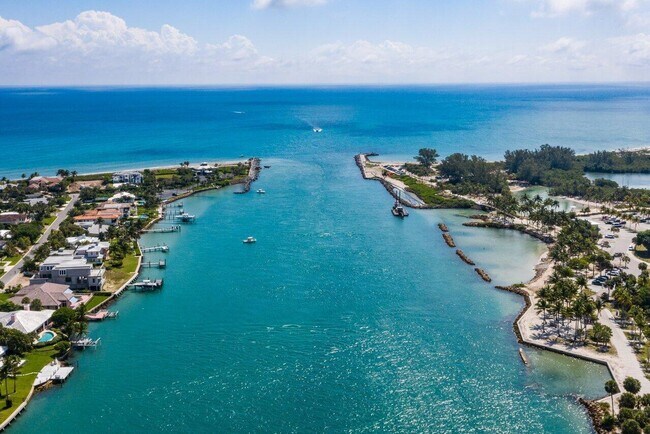 Building Photo - 6085 Robinson St