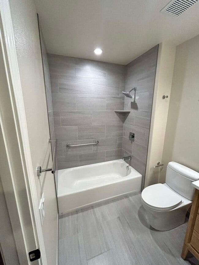 Building Photo - Modern 2-Bedroom Condo with Loft & 2 Car Garage!