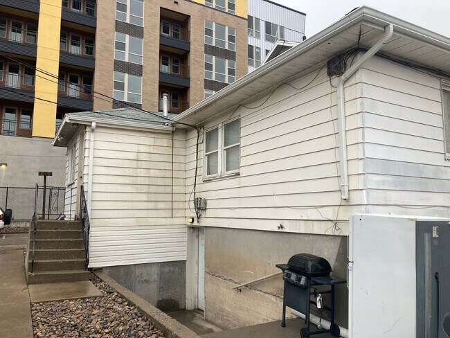 Building Photo - Charming 1 Bedroom 1 Bathroom Apartment *M...