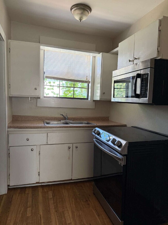 Building Photo - 1 Bedroom plus a Den, Close to SAC and Alamo Heights