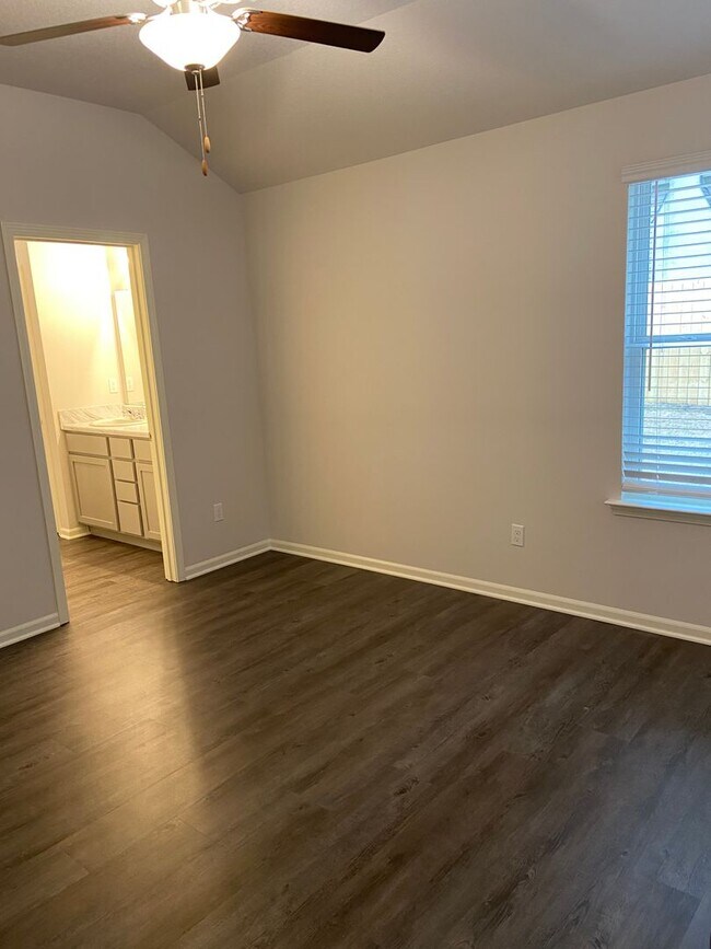 Building Photo - DON’T WAIT — PRE-LEASING NOW! 3 Bed + 2 Bath Home in Oak Wood