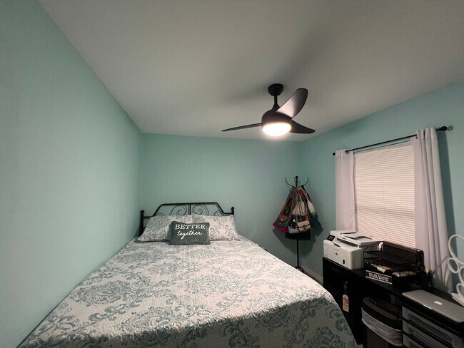 Building Photo - *Coming Soon * 3/2/1 Conveniently Located In  Port St Lucie