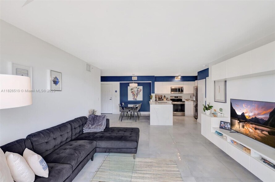 Building Photo - 1155 Brickell Bay Dr