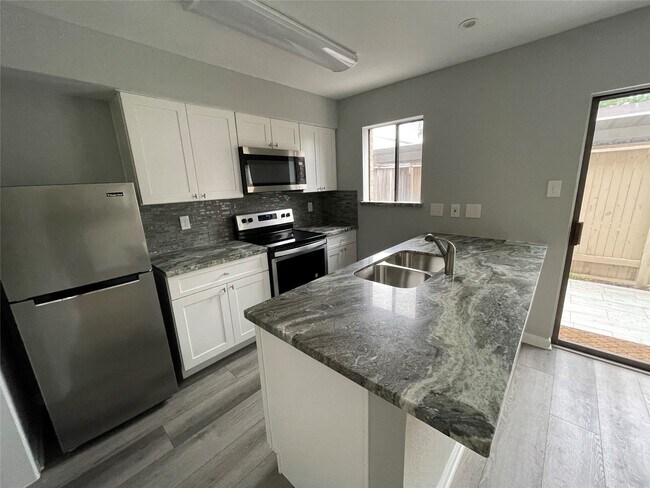 Building Photo - 2120 Wilcrest Dr