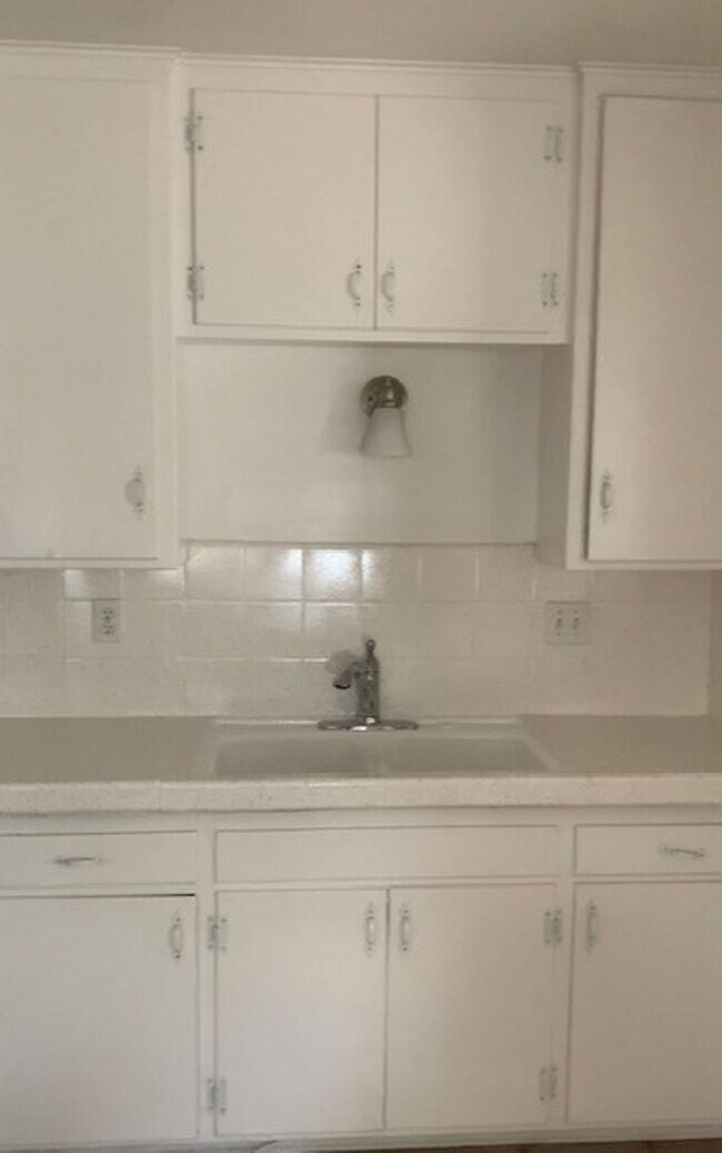 Building Photo - Cozy 2-Bedroom Apartment Just Steps from the Ocean Bluffs!