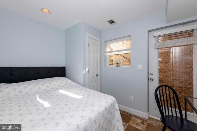 Building Photo - 514 Hobart Pl NW