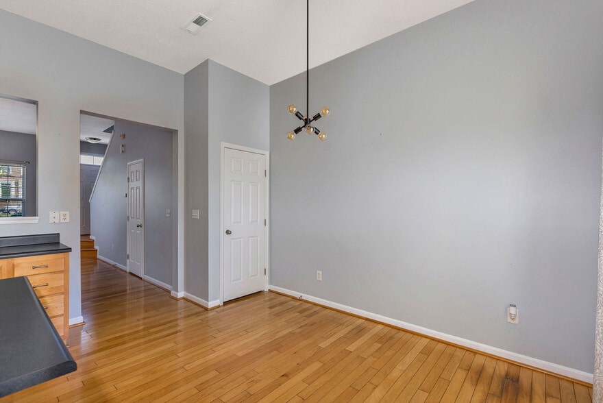 Building Photo - 1441 Laurel Park Dr