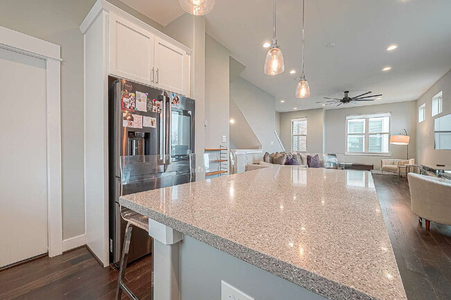 Building Photo - Modern home with 3 bedrooms, 3.5 bathrooms...
