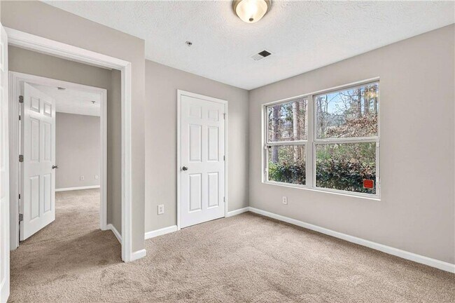 Building Photo - 2104 Fairington Club Dr