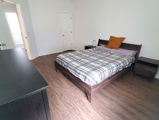 Building Photo - 1 Bedroom Condo