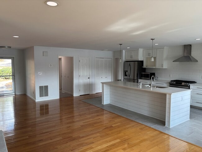 Building Photo - 60 Gingham Ln