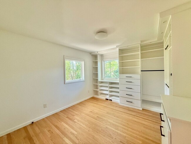 Building Photo - Luxurious 4BD, 3BA Raleigh Home with Fence...