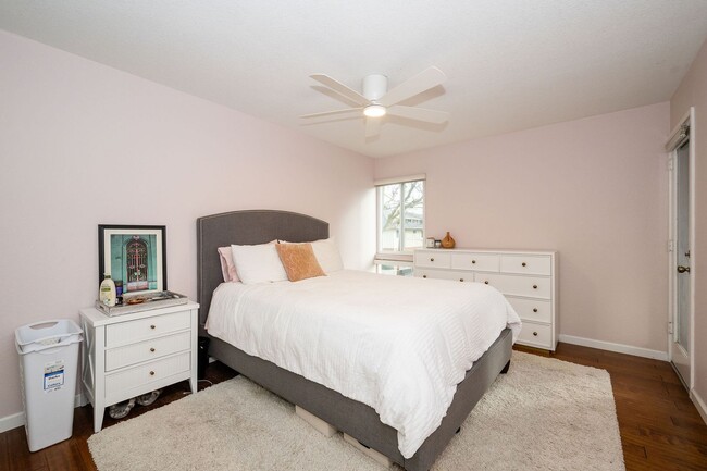 Building Photo - Charming 2bd, 1ba Condo in Mountain View