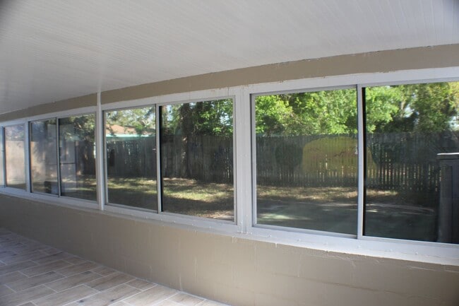 Building Photo - 595 Brentwood Dr