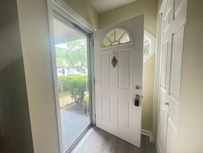 Building Photo - The Perfect 3 Bed, 1.5 Bath Cozy Townhouse