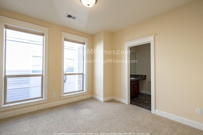 Building Photo - Gorgeous Humboldt Two Bedroom Townhouse In North Portland!