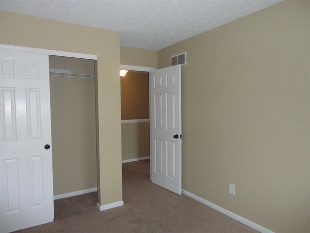 Building Photo - 931 E Branch Ct