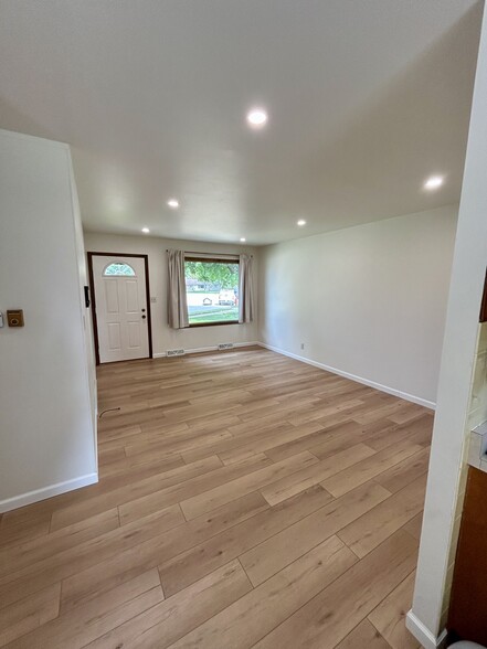 Living room looking at front door - 2832 S 11th Pl