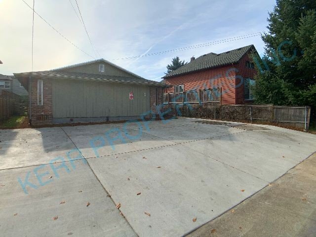 Building Photo - Charming 2-Bed Duplex in Portland's Heart – Cozy 855 Sq Ft!