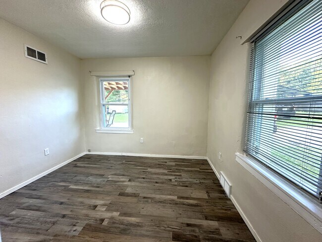 Building Photo - 1402 1st St