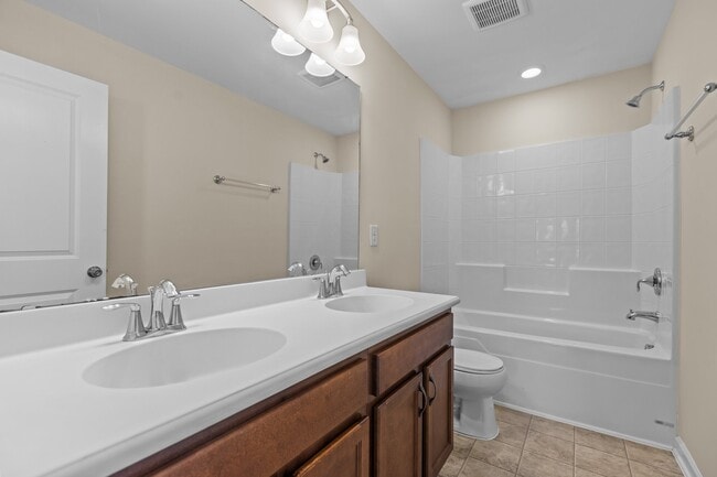 Building Photo - 624 Hiddenbrook Dr
