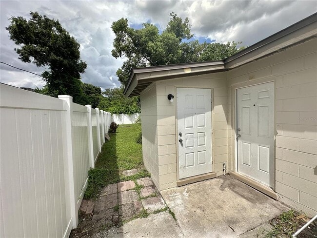 Building Photo - 4615 Edgewater Dr