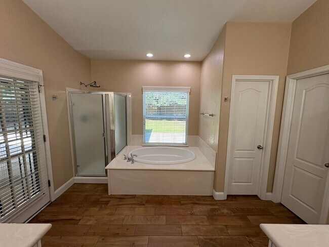 Building Photo - NW Visalia Available Now!