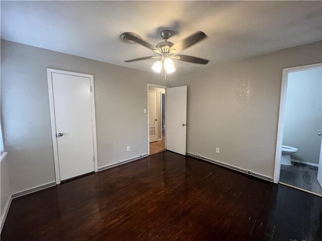 Building Photo - 806 Sandy Ct