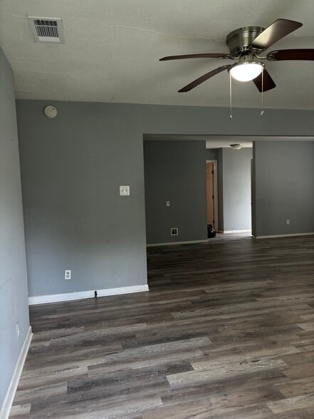 Living room/ kitchen/dining room - 102 Hilltop Dr