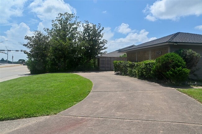 Building Photo - 5254 N Braeswood Blvd