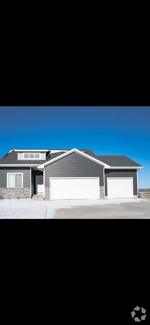 Building Photo - Beautiful 4 Bedroom Home! 3 Car Garage