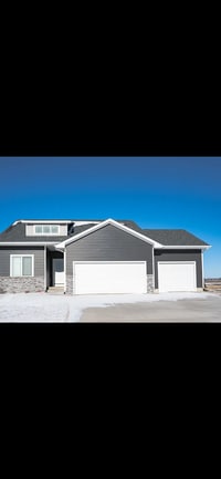 Building Photo - Beautiful 4 Bedroom Home! 3 Car Garage