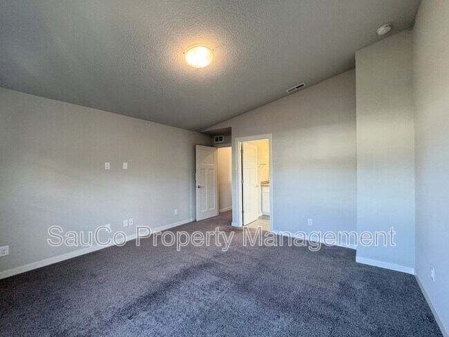 Building Photo - 6648 SE Genrosa St