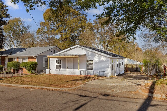 Building Photo - Beautifully Renovated 4 Bedroom 2 Bath Hom...