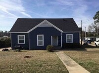 Building Photo - Huge 4 Bed 2 Bath