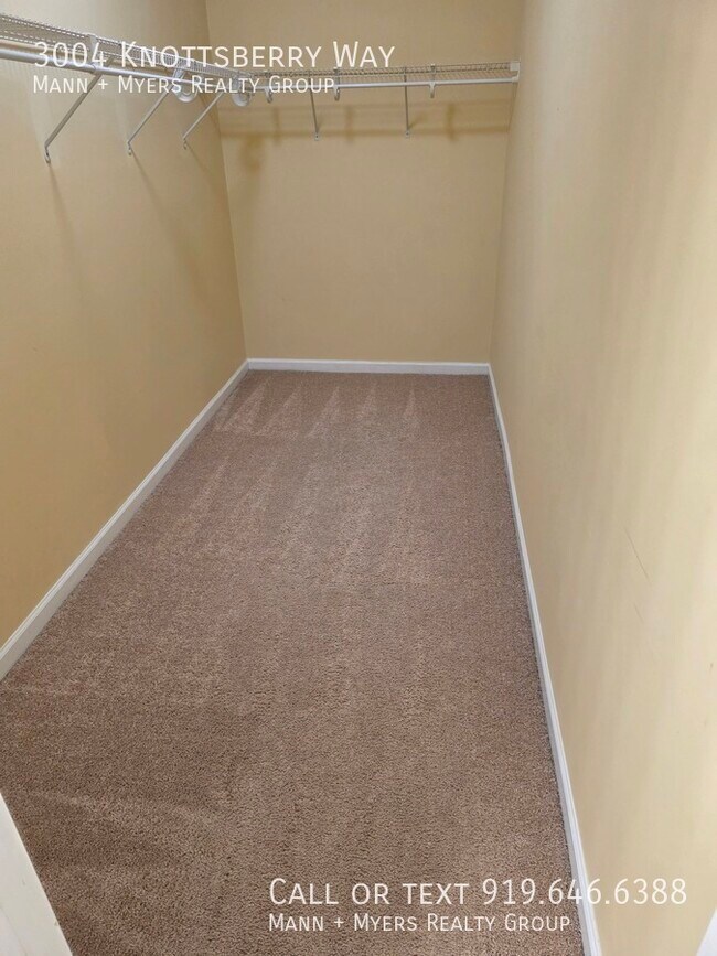 Building Photo - 3004 Knottsberry Way