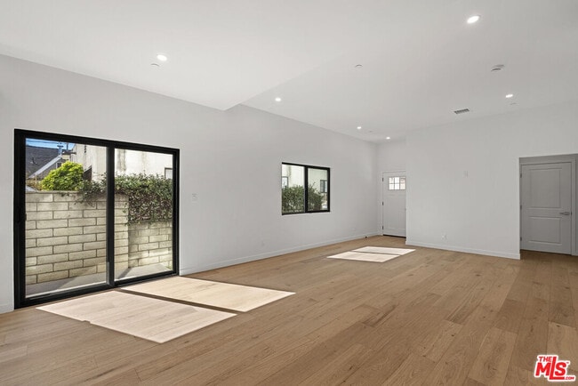 Building Photo - 822 N Orange Grove Ave