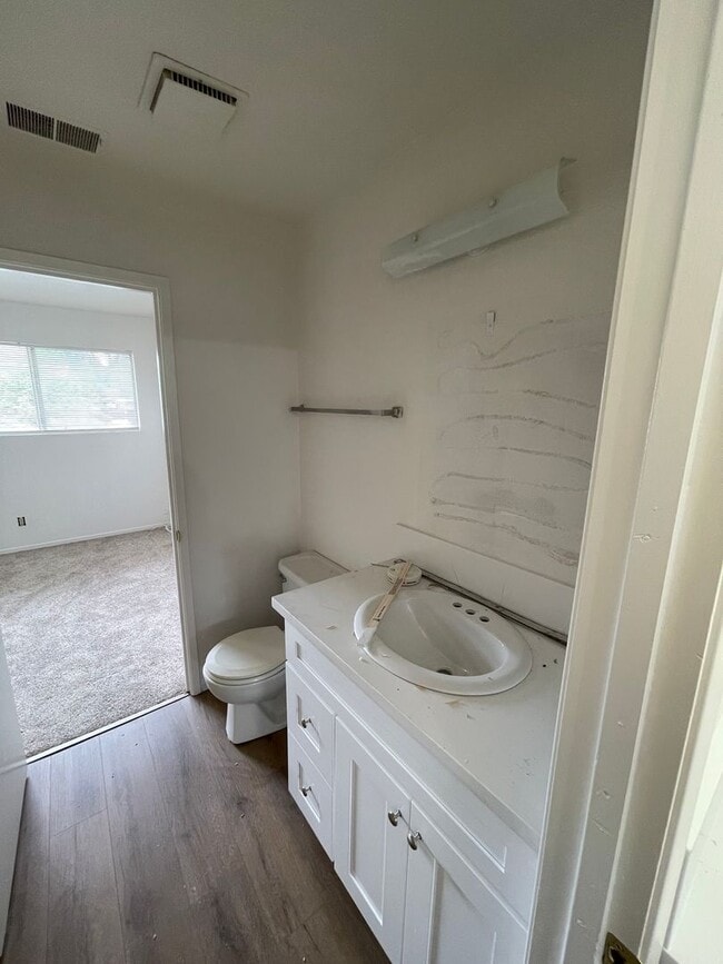 Building Photo - Charming Townhouse (2 Bed / 1.5 Bath)
