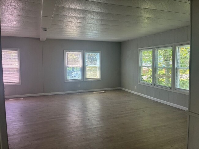 Building Photo - 476 Stallion Ct